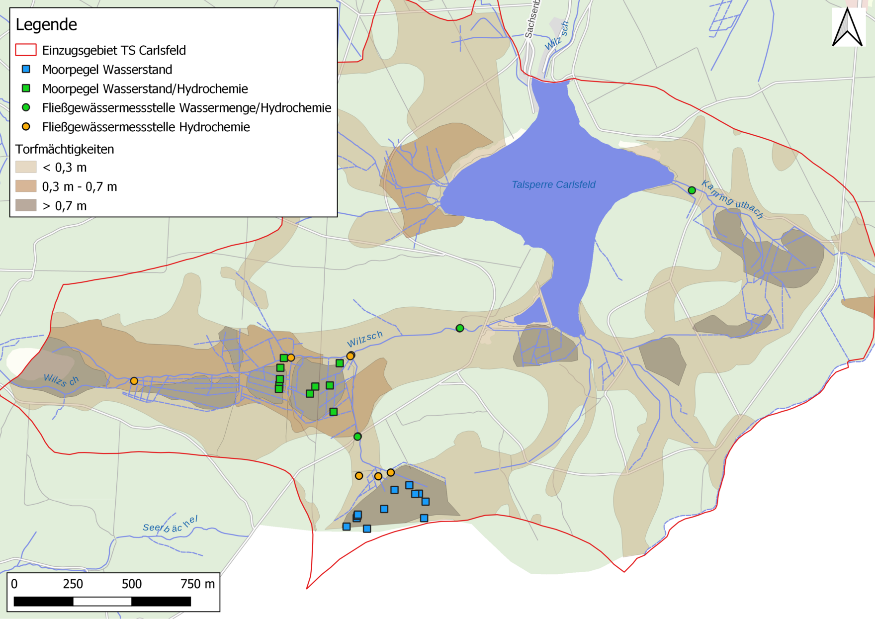Kartenausschnitt mit dem markierten Einzusggebiet der Talsperre Carlsfeld und eingefärbten Moorpegeln und Fließgewässermessstellen je nach Art der Messung (Wassermenge, Hydrochemie oder beides)