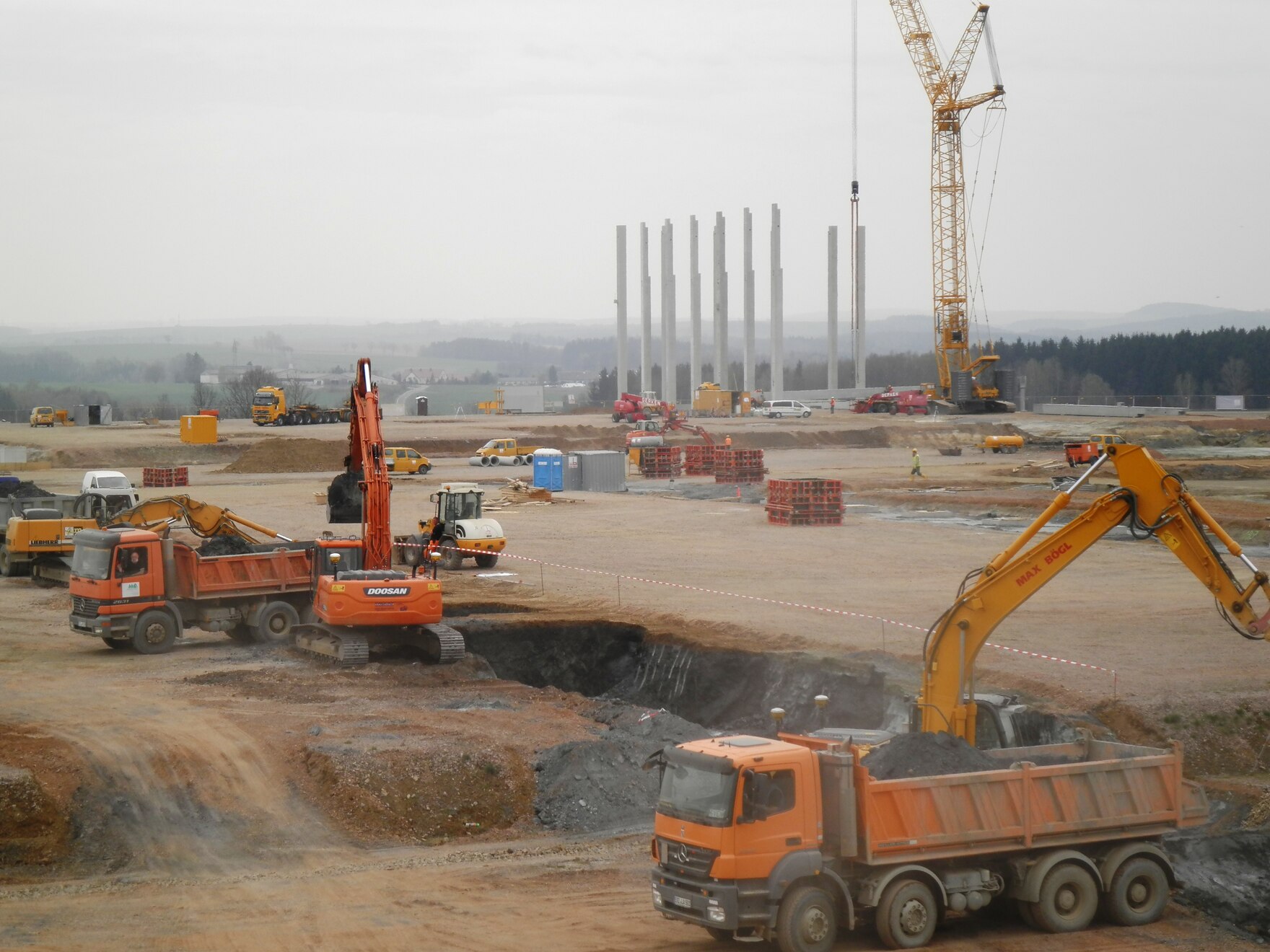 Baustelle auf der grünen Wiese.