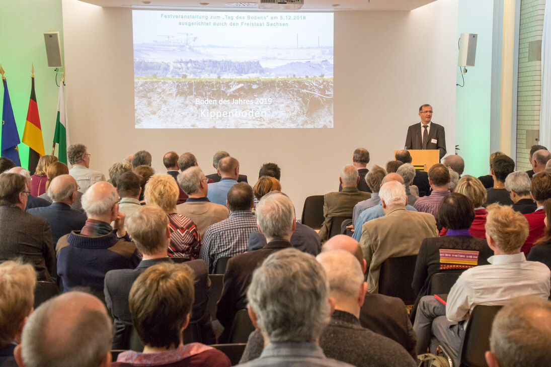 Dr. Gerhard Milbert vom Kuratorium »Boden des Jahres« bei seinem Grußwort.