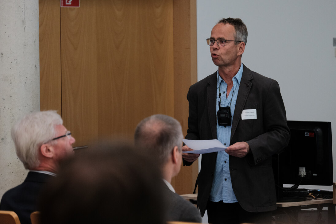 Herr Professor Doktor Karsten Kalbitz der TU Dresden redet zum Publikum.