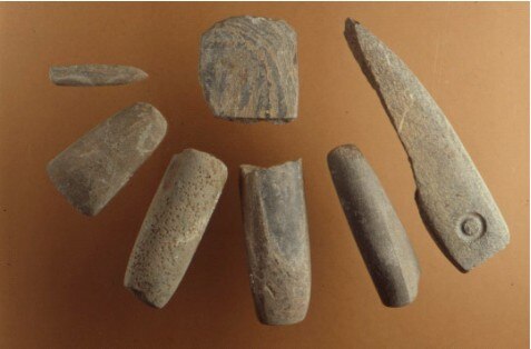 Abbildung: Oberflächenfunde (Steinbeile) von einer bandkeramischen Siedlung (Quelle: LfL)