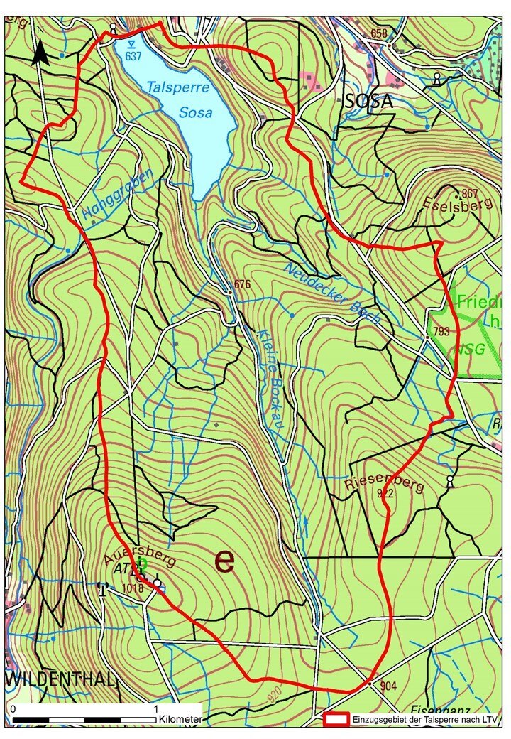 Kartenausschnitt mit Höhenlinien und roter Markierung des Einzugsgebiets der Talsperre Sosa